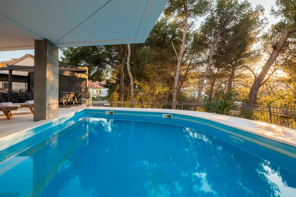 Seaside Apartment with Pool in Okrug Gornji