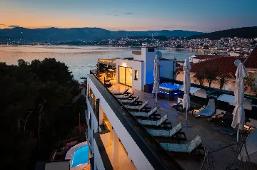 Seaside Apartment with Pool in Okrug Gornji