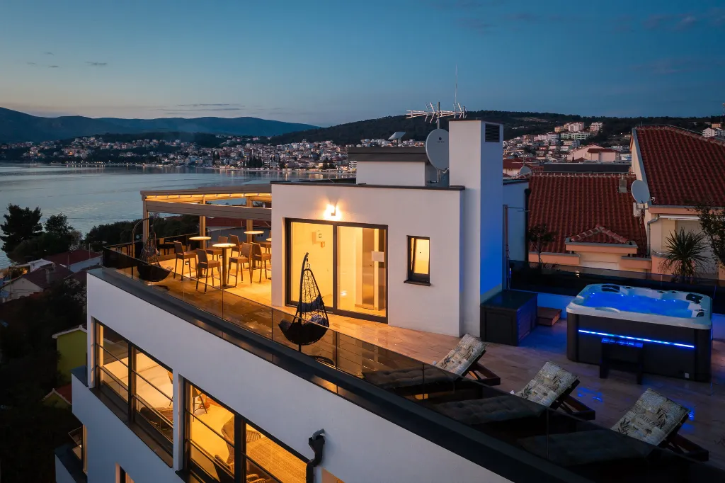 Seaside Apartment with Pool in Okrug Gornji