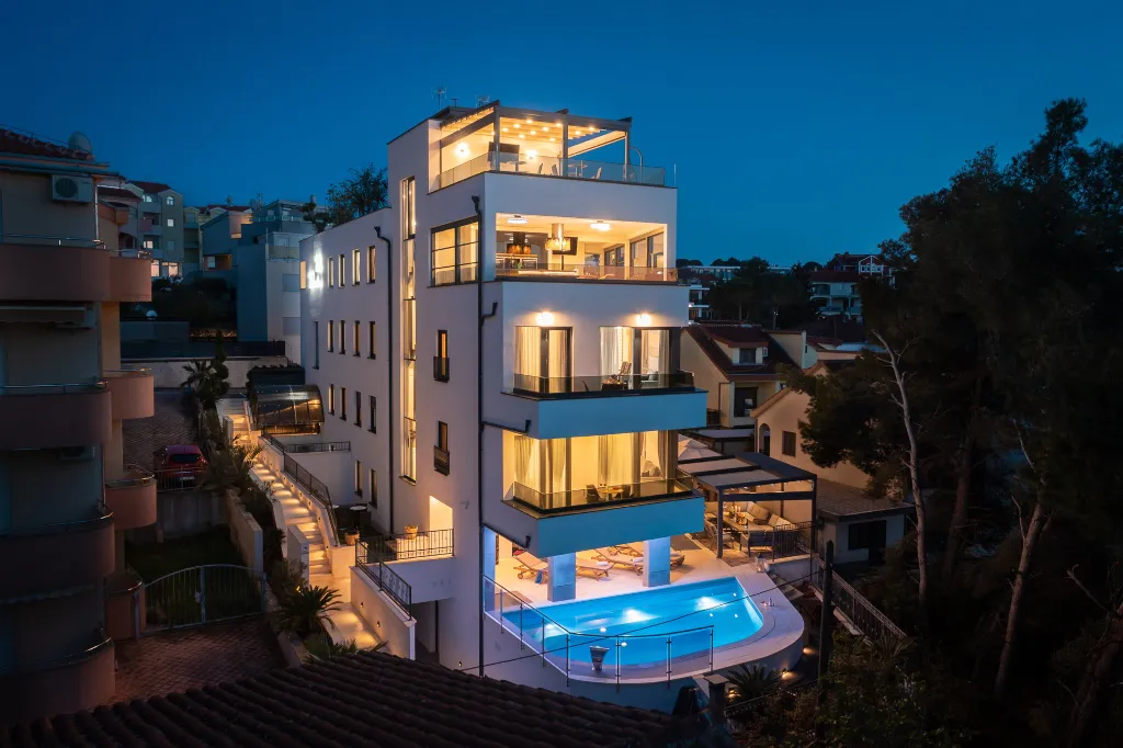 Seaside Apartment with Pool in Okrug Gornji