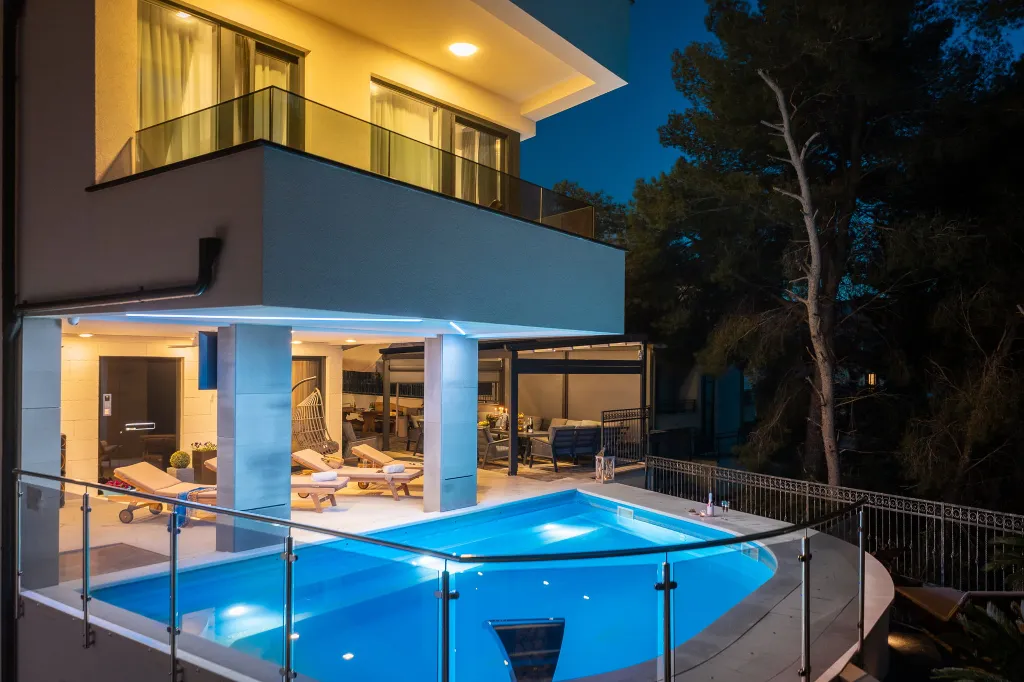 Seaside Apartment with Pool in Okrug Gornji
