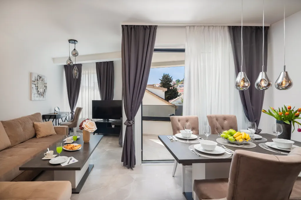 Seaside Apartment with Pool in Okrug Gornji