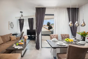 Seaside Apartment with Pool in Okrug Gornji