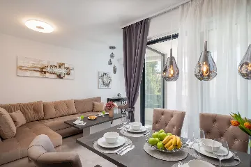 Seaside Apartment with Pool in Okrug Gornji