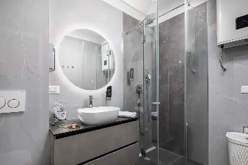 Seaside Apartment with Pool in Okrug Gornji