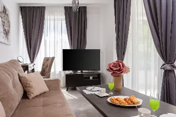 Seaside Apartment with Pool in Okrug Gornji