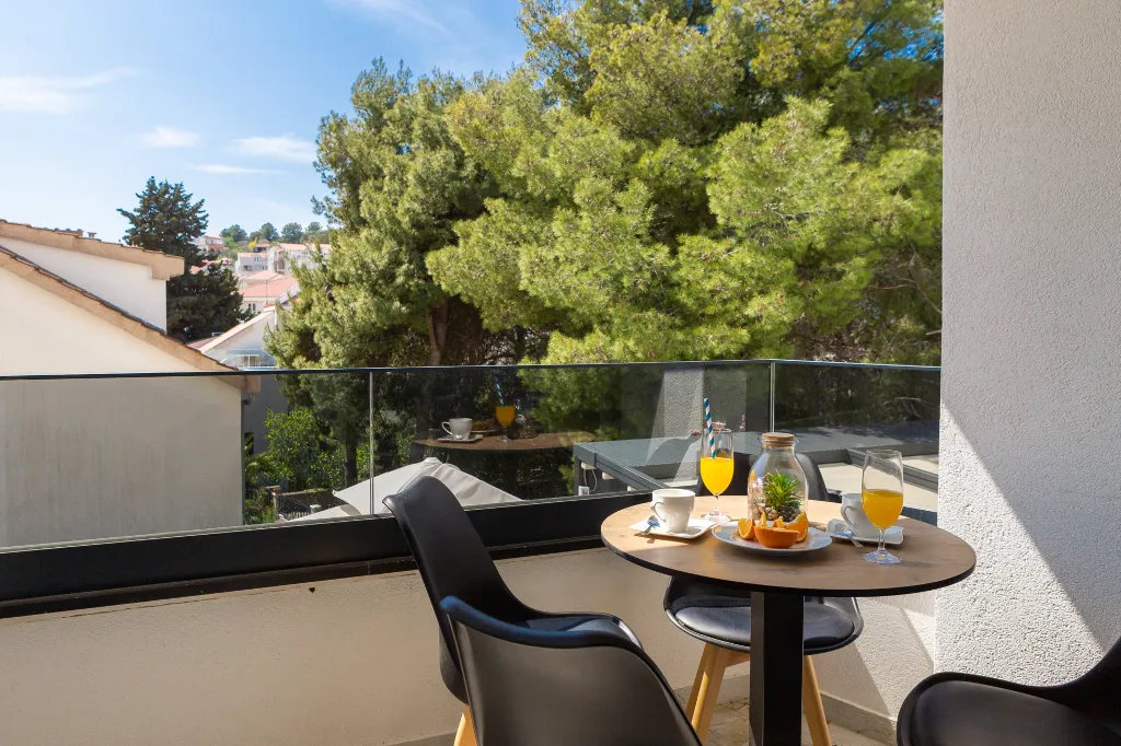 Seaside Apartment with Pool in Okrug Gornji