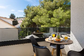 Seaside Apartment with Pool in Okrug Gornji