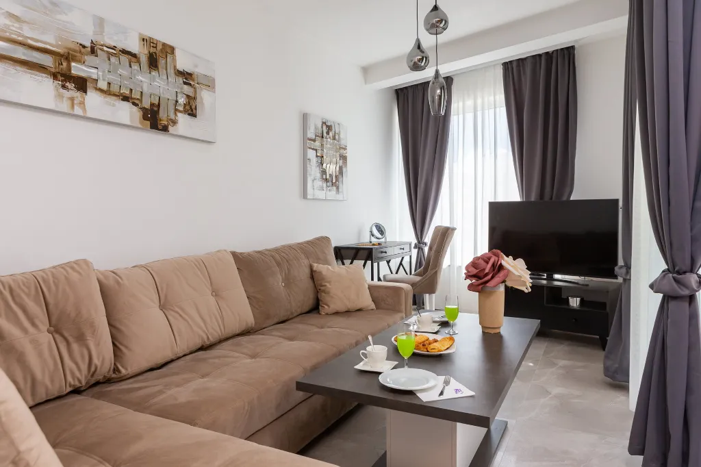 Seaside Apartment with Pool in Okrug Gornji
