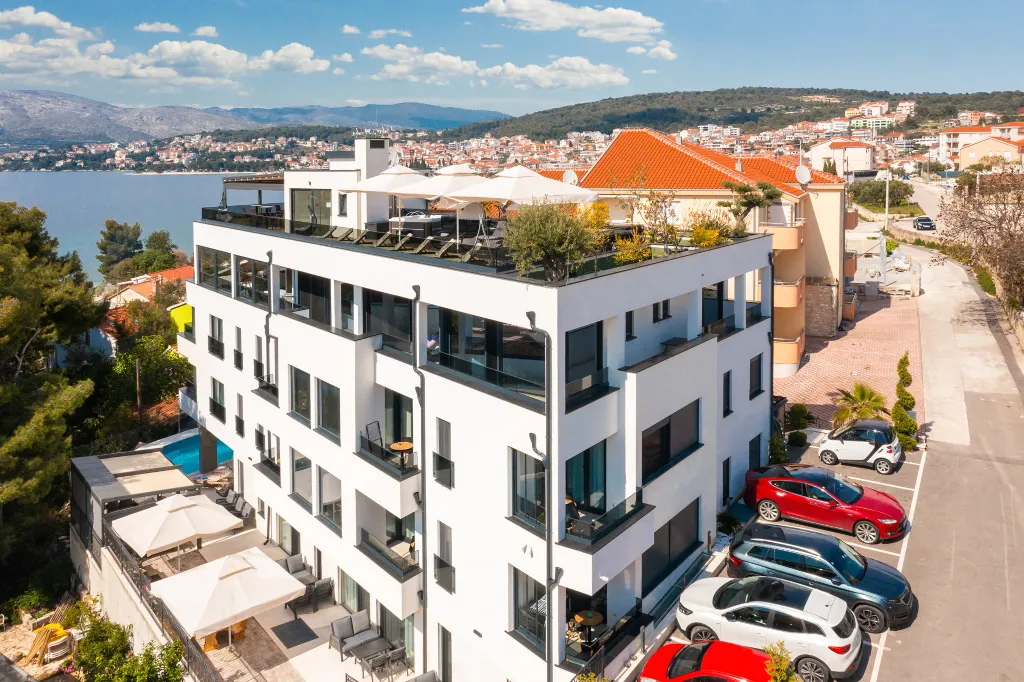 Modern Seaside Apartment with Pool, Okrug Gornji