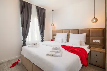 Modern Seaside Apartment with Pool, Okrug Gornji