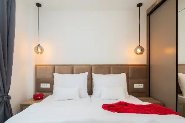 Modern Seaside Apartment with Pool, Okrug Gornji