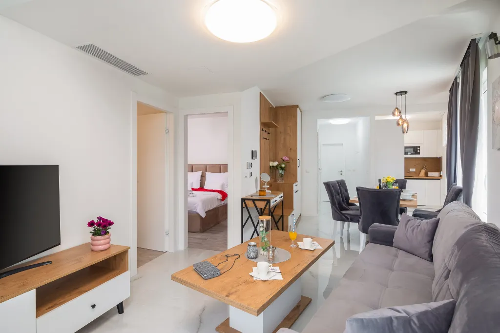 Modern Seaside Apartment with Pool, Okrug Gornji
