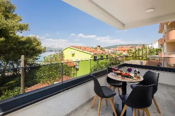 Modern Seaside Apartment with Pool, Okrug Gornji