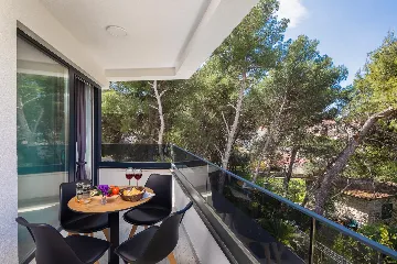 Modern Seaside Apartment with Pool, Okrug Gornji