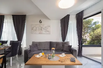Modern Seaside Apartment with Pool, Okrug Gornji
