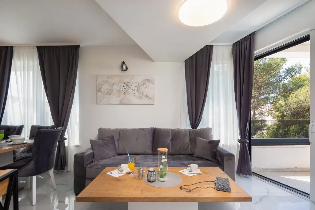 Modern Seaside Apartment with Pool, Okrug Gornji