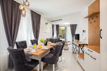 Modern Seaside Apartment with Pool, Okrug Gornji