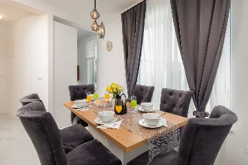 Modern Seaside Apartment with Pool, Okrug Gornji