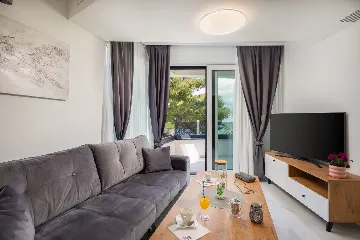 Modern Seaside Apartment with Pool, Okrug Gornji