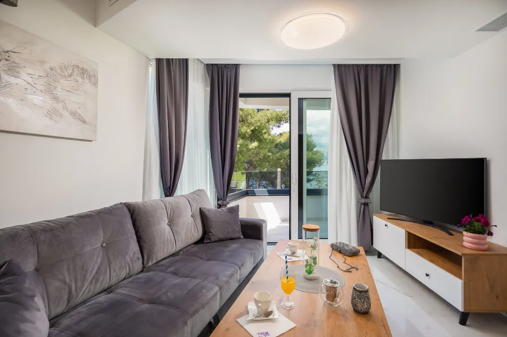 Modern Seaside Apartment with Pool, Okrug Gornji