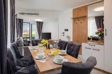 Modern Seaside Apartment with Pool, Okrug Gornji