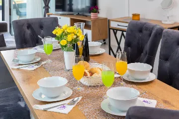 Modern Seaside Apartment with Pool, Okrug Gornji