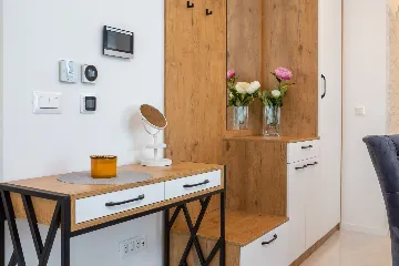 Modern Seaside Apartment with Pool, Okrug Gornji