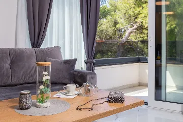 Modern Seaside Apartment with Pool, Okrug Gornji