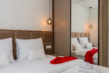 Modern Seaside Apartment with Pool, Okrug Gornji