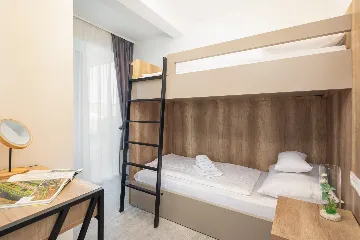 Modern Seaside Apartment with Pool, Okrug Gornji