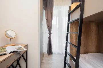 Modern Seaside Apartment with Pool, Okrug Gornji