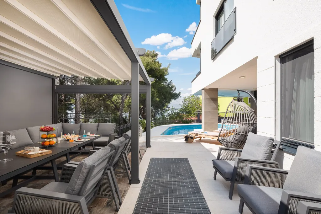 Seaside Family Apartment with Pool, Okrug Gornji