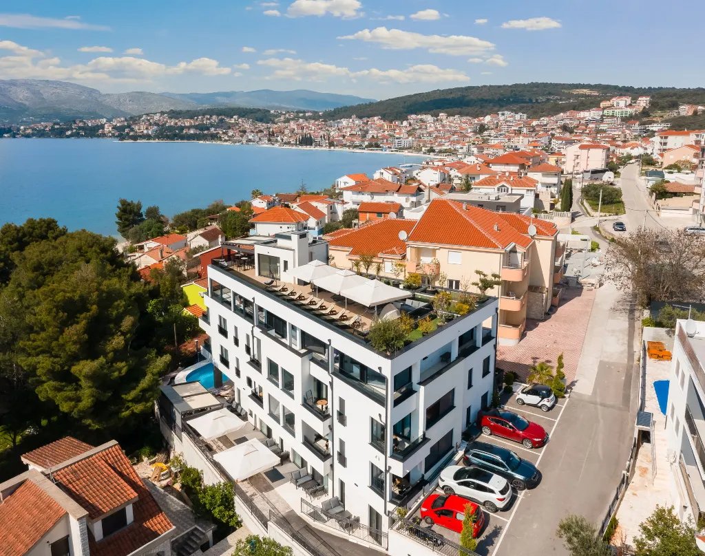 Seaside Family Apartment with Pool, Okrug Gornji