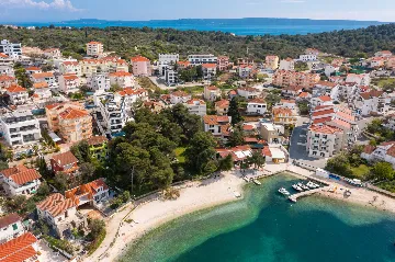 Seaside Family Apartment with Pool, Okrug Gornji