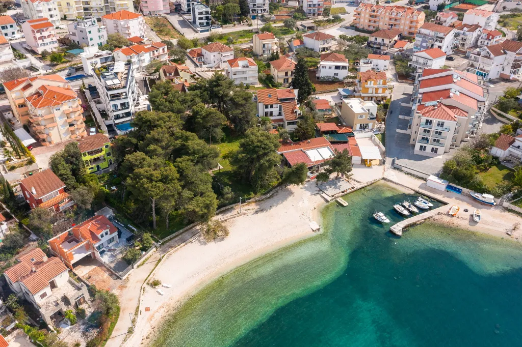 Seaside Family Apartment with Pool, Okrug Gornji
