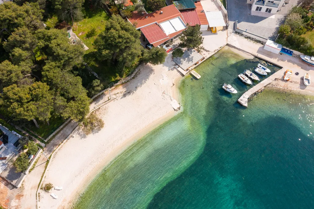 Seaside Family Apartment with Pool, Okrug Gornji