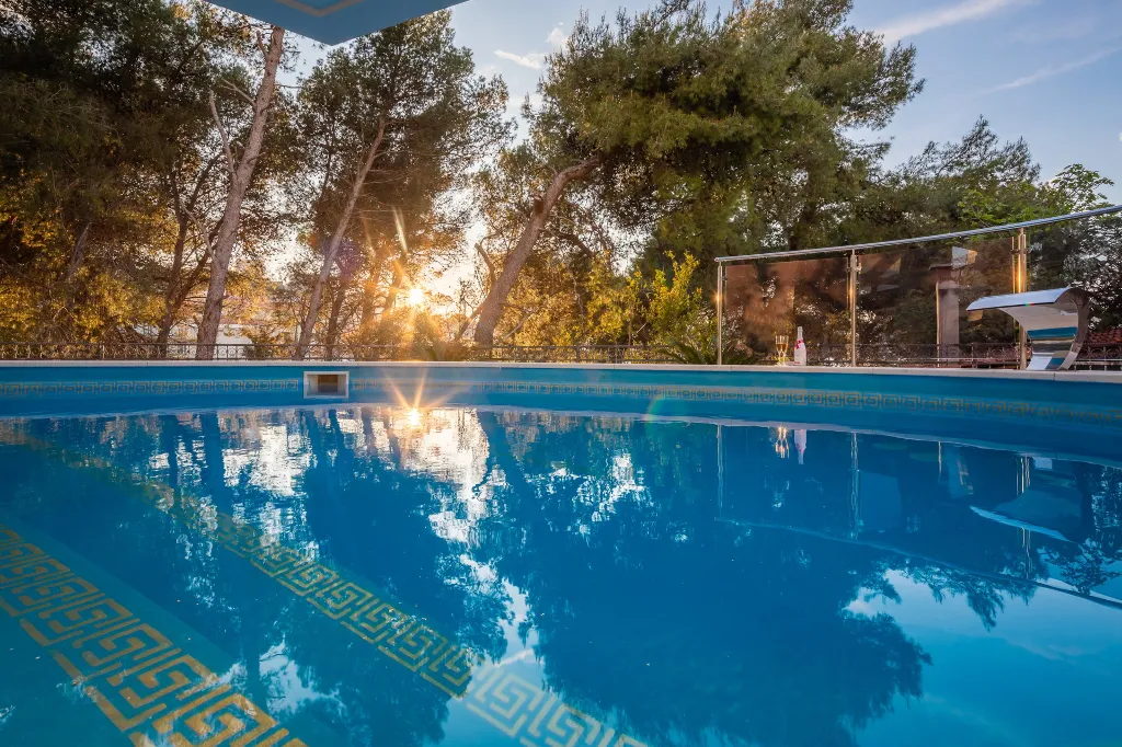 Seaside Family Apartment with Pool, Okrug Gornji