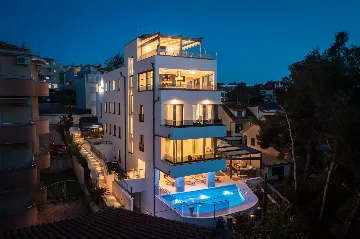 Seaside Family Apartment with Pool, Okrug Gornji