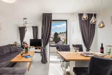 Seaside Family Apartment with Pool, Okrug Gornji