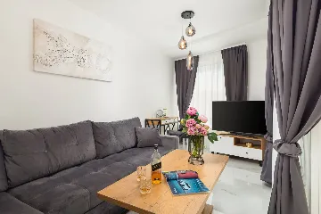 Seaside Family Apartment with Pool, Okrug Gornji