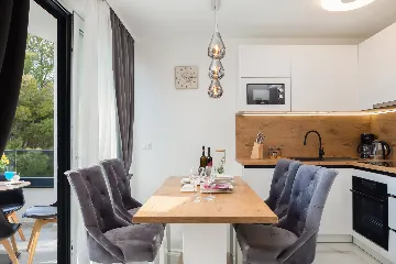 Seaside Family Apartment with Pool, Okrug Gornji