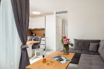 Seaside Family Apartment with Pool, Okrug Gornji