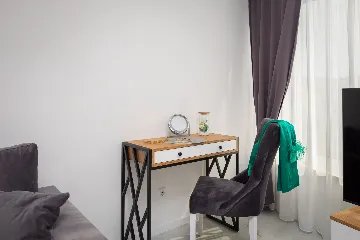 Seaside Family Apartment with Pool, Okrug Gornji