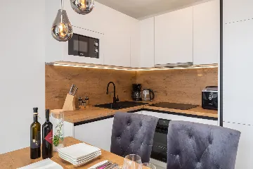 Seaside Family Apartment with Pool, Okrug Gornji