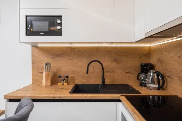 Seaside Family Apartment with Pool, Okrug Gornji