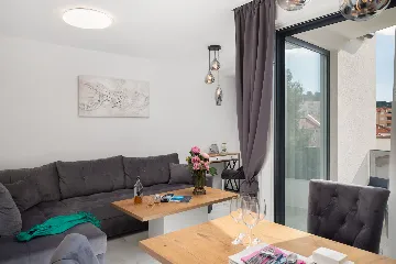 Seaside Family Apartment with Pool, Okrug Gornji