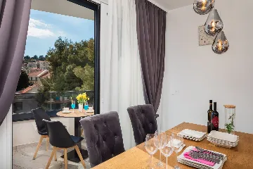 Seaside Family Apartment with Pool, Okrug Gornji