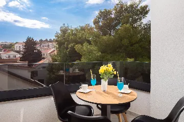 Seaside Family Apartment with Pool, Okrug Gornji