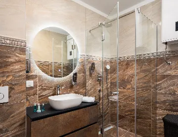 Seaside Family Apartment with Pool, Okrug Gornji